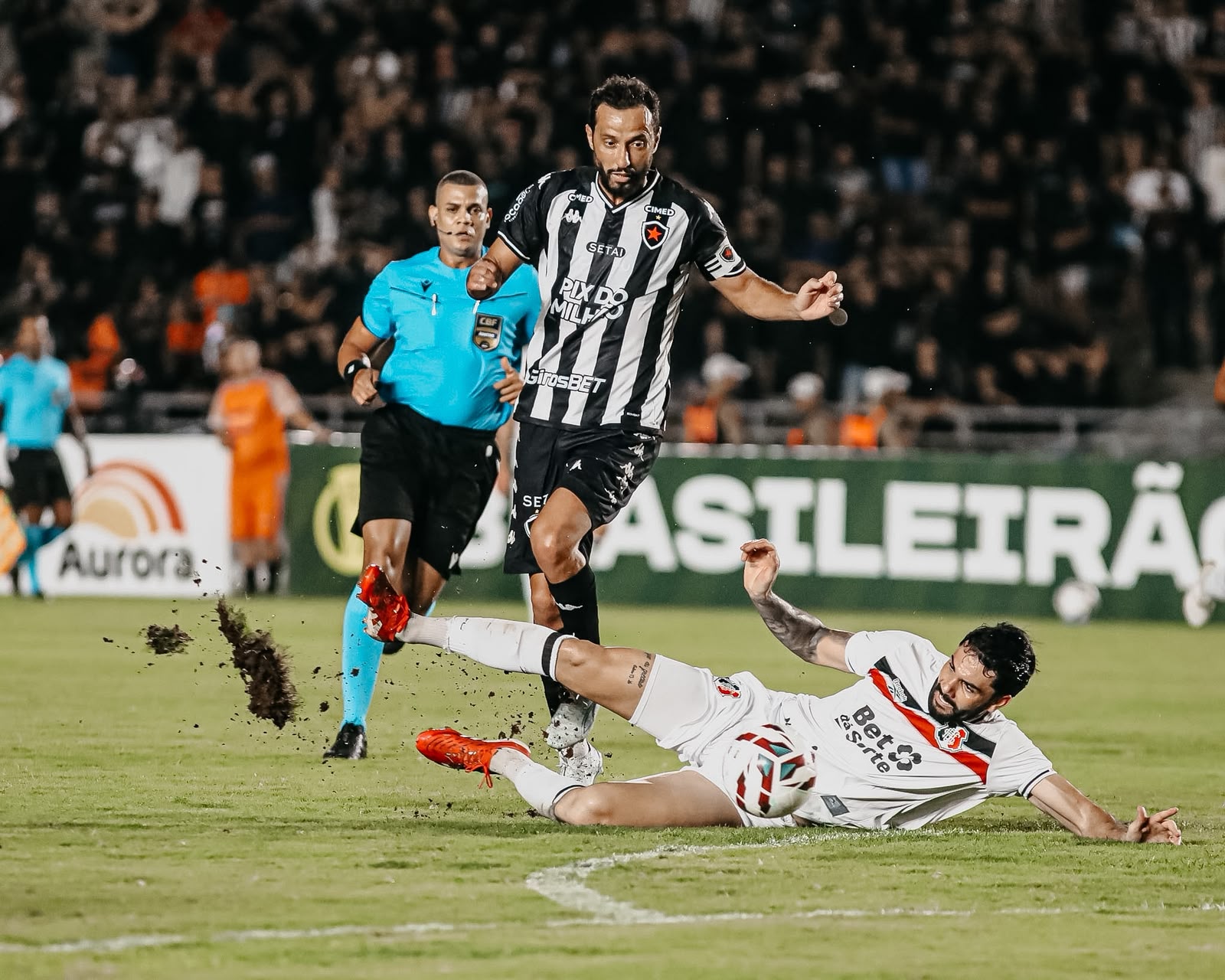 Botafogo-PB empata em 2 a 2 com o Santa Cruz no Almeidão e segue firme no G-4